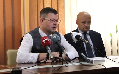 O tym, jak składać wnioski i komu zasiłki przysługują, mówili Jerzy Zawodnik, wiceprezydent Radomia, i Marcin Gierczyk (z prawej).
