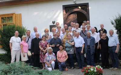Pielgrzymi z kapelanem ks. Poniewieskim przed dworkiem, w którym urodził się Henryk Sienkiewicz.