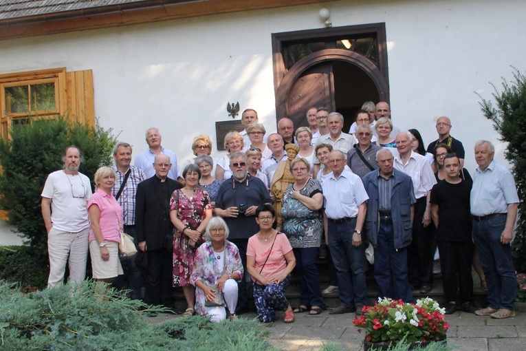 Pielgrzymi z kapelanem ks. Poniewieskim przed dworkiem, w którym urodził się Henryk Sienkiewicz.