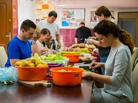 W każdą niedzielę o 15.00 wolontariusze "Zupy za Ratuszem" wspólnie przygotowują posiłek dla ubogich.