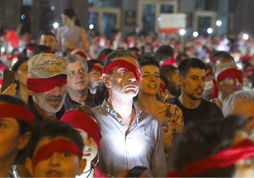 Protestujący przed gruzińskim parlamentem domagali się dymisji premiera z powodu wizyty w Gruzji rosyjskiego parlamentarzysty znanego z antygruzińskiego nastawienia.