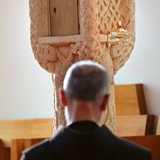 Franciszkanin, nie zważając na rzekę turystów przepływającą za jego plecami, zastygł w ciszy. Sam na sam z Tym, który przed wiekami powiedział z krzyża: „Idź, odbuduj mój Kościół”.