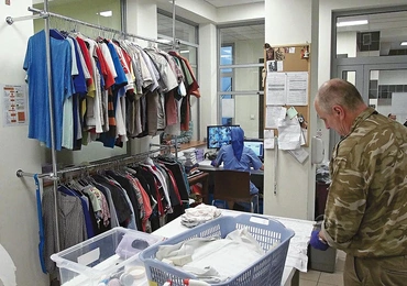 W Dziele Pomocy św. Ojca Pio osoby bezdomne mogą skorzystać m.in. z garderoby.