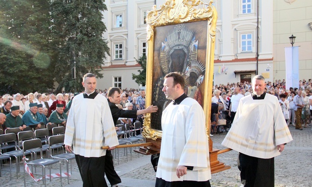 Procesja z obrazem Matki Bożej 