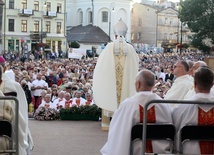 Wierni tłumnie wypełnili plac przed katedrą