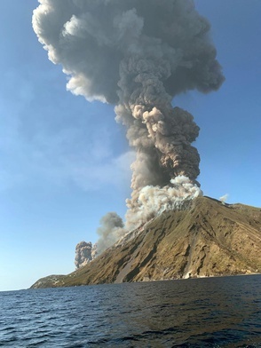 Erupcja wulkanu we Włoszech, nie żyje turysta