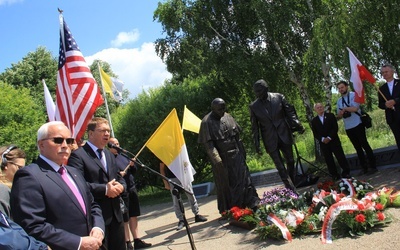 Uroczystości ku uczczeniu Dnia Niepodległości USA odbyła się pod pomnikiem Ronalda Reagana i św. Jana Pawła II. 