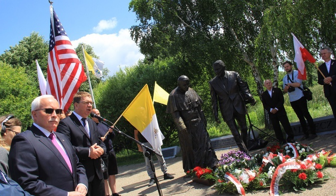 Uroczystości ku uczczeniu Dnia Niepodległości USA odbyła się pod pomnikiem Ronalda Reagana i św. Jana Pawła II. 