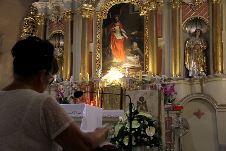 Za krótkie spódnice i odsłonięte ramiona przepraszamy Cię, Panie