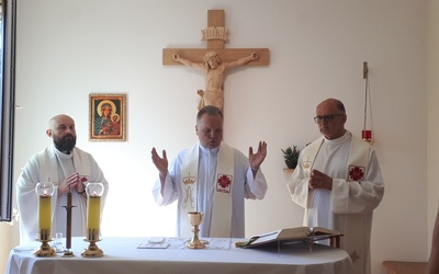 Mszę św. sprawowali (od lewej): ks. Damian Drabikowski, ks. Robert Kowalski i ks. Grzegorz Wójcik.