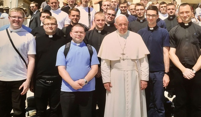 Diakoni bielsko-żywieccy i krakowscy z papieżem Franciszkiem.