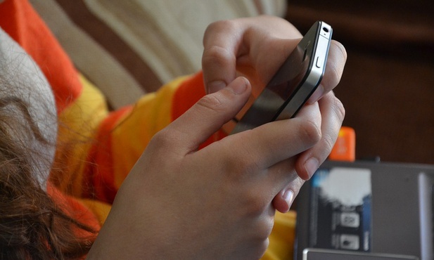 Co trzeci uczeń zagrożony uzależnieniem od telefonu! Wyniki badań Uniwersytetu Ekonomicznego w Katowicach