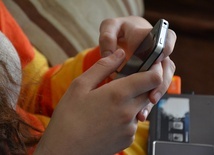 Co trzeci uczeń zagrożony uzależnieniem od telefonu! Wyniki badań Uniwersytetu Ekonomicznego w Katowicach