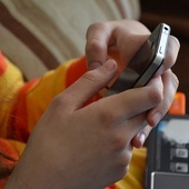 Co trzeci uczeń zagrożony uzależnieniem od telefonu! Wyniki badań Uniwersytetu Ekonomicznego w Katowicach