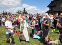 Ojciec Aleksander Paprzycki OFMConv. i uczestnicy 7. Ewangelizacji w Beskidach na Hali Mizowej.