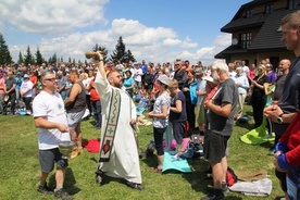 Ojciec Aleksander Paprzycki OFMConv. i uczestnicy 7. Ewangelizacji w Beskidach na Hali Mizowej.