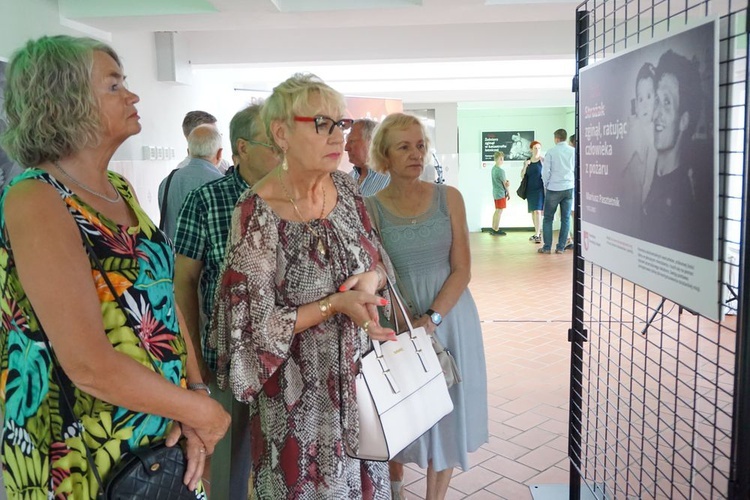 Wystawa "Dla Ciebie zginął policjant, dla mnie tata" w Wałbrzychu