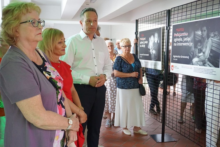 Wystawa "Dla Ciebie zginął policjant, dla mnie tata" w Wałbrzychu