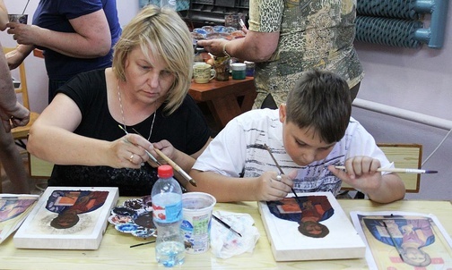 Beata Cebrat z 11-letnim synem Filipem razem tworzą ikonę Pantokratora.