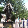 Pielgrzymi powierzyli siebie i swoje rodziny Chrystusowi Królowi. Od lewej ks. Andrzej Gozdur, ks. Damian Migacz i ks. Zbigniew Stanios.