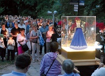 Bardzka Madonna to najstarsza drewniana rzeźba maryjna w Polsce. Na zdjęciu: w czasie wspólnego Różańca.