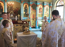 Sobotnia weczirnia sprawowana była z litią, w czasie której błogosławi się chleby, pszenicę, wino i oliwę.