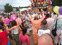 Taniec tzw. krysznowców na Przystanku Woodstock.