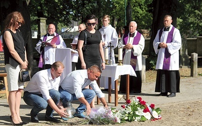 W miejscu nowej mogiły złożono kwiaty i zapalono znicze.