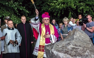 Pamiątkowy obelisk poświęcił abp Józef Górzyński.