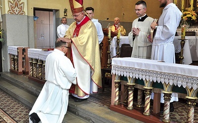 ▲	Jednym z elementów obrzędu jest nałożenie przez biskupa rąk na głowę kandydata.