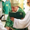 ▲	Obie kandydatki na ręce biskupa złożyły przyrzeczenia życia w czystości.