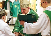 ▲	Obie kandydatki na ręce biskupa złożyły przyrzeczenia życia w czystości.