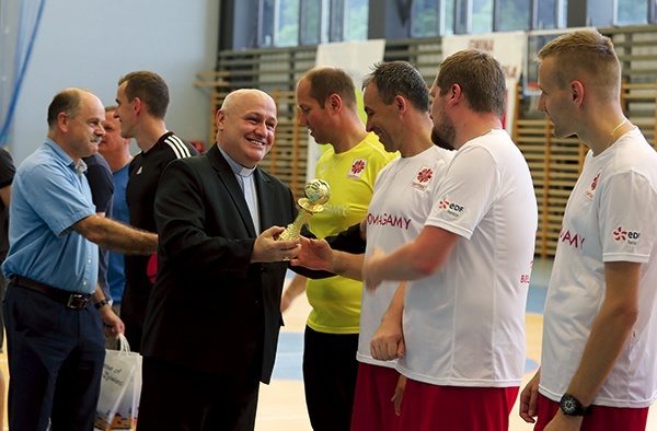 ▲	Puchary i gratulacje przekazał biskup osobiście.
