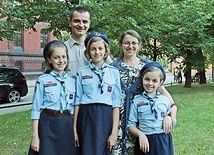 Julia, Zuzia i Ania w mundurach harcerskich wraz z rodzicami.