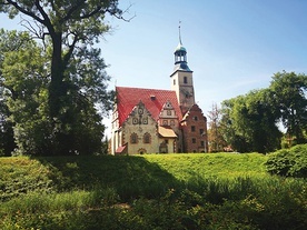 Świątynia, mimo wielu uszczerbków, wygląda bajkowo.