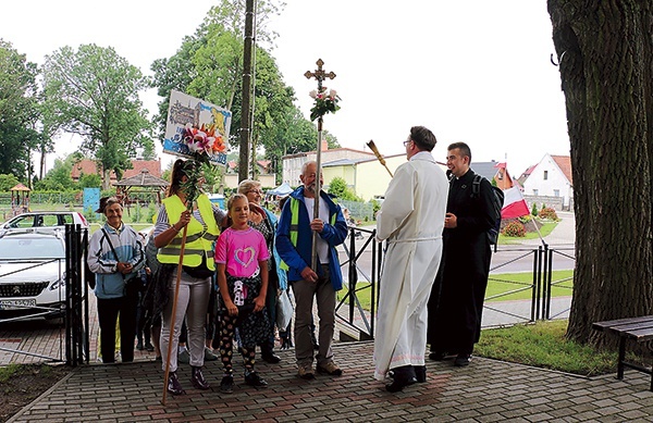 ▲	Ksiądz Arkadiusz Dekański wita pielgrzymów z Nowego Stawu. 