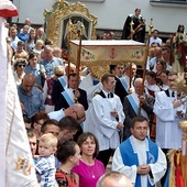 Procesja eucharystyczna wokół bazyliki.