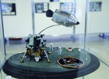 ►	Miniatura statku Apollo 11.