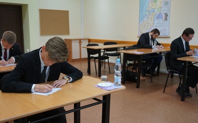 Kandydaci do kapłaństwa w czasie egzaminu pisemnego.