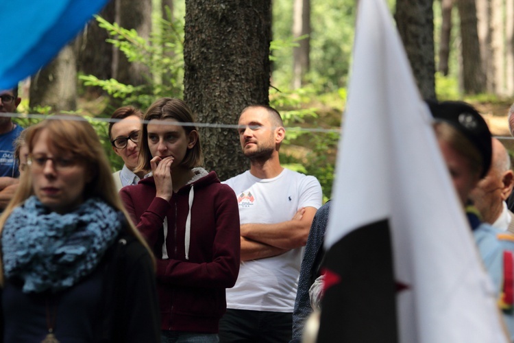 Harcerki w olszyńskim lesie