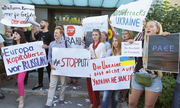 Ukraińcy protestowali przed budynkiem niemieckiej ambasady w Kijowie przeciwko przywróceniu Rosji pełni praw w Radzie Europy.