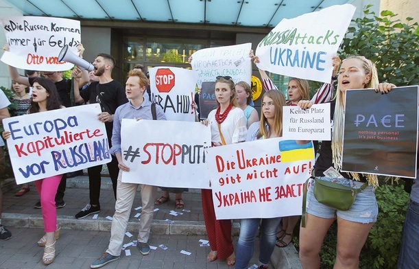 Ukraińcy protestowali przed budynkiem niemieckiej ambasady w Kijowie przeciwko przywróceniu Rosji pełni praw w Radzie Europy.