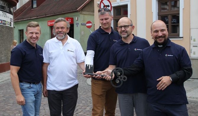 Andrzej Bubnicki (z lewej) - zastępca burmistrza Skoczowa wręczył klucz do miasta organizatorom Kids Games.