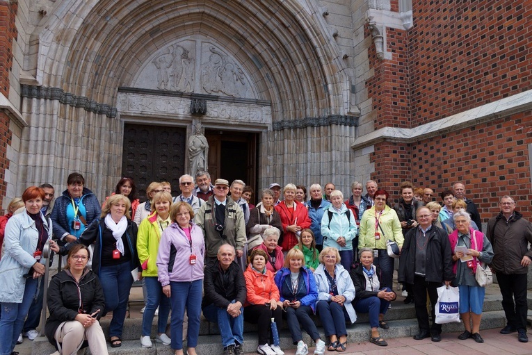 Pielgrzymi przed katedrą w Uppsali. Z prawej ks. Sławomir Adamczyk.