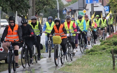 Pielgrzymi są już na trasie. Gdy wyruszali, padał deszcz.