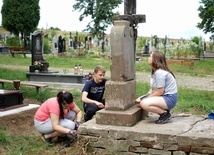 Ponad 1000 młodych wolontariuszy ratuje polskie cmentarze na Kresach