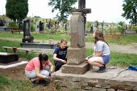 Ponad 1000 młodych wolontariuszy ratuje polskie cmentarze na Kresach