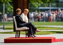 Kanclerz Merkel wysłuchała hymnów na siedząco