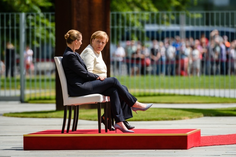 Kanclerz Merkel wysłuchała hymnów na siedząco