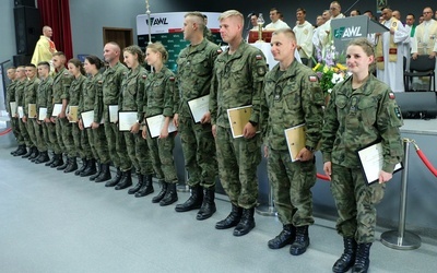 Przyszli oficerowie Wojska Polskiego oddają Bogu nowy etap życia